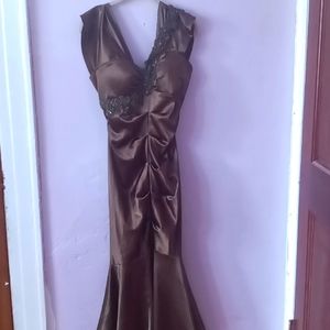 I m selling a prom Xscape dress it's very very beautiful